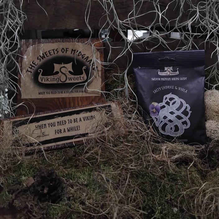 SALTY LICORICE & VIOLA 120g Vegaaninen ja gluteeniton lakritsi suloisen orvokin vivahteella. SALTY LICORICE & VIOLA 120g Vegaaninen ja gluteeniton lakritsi suloisen orvokin vivahteella.