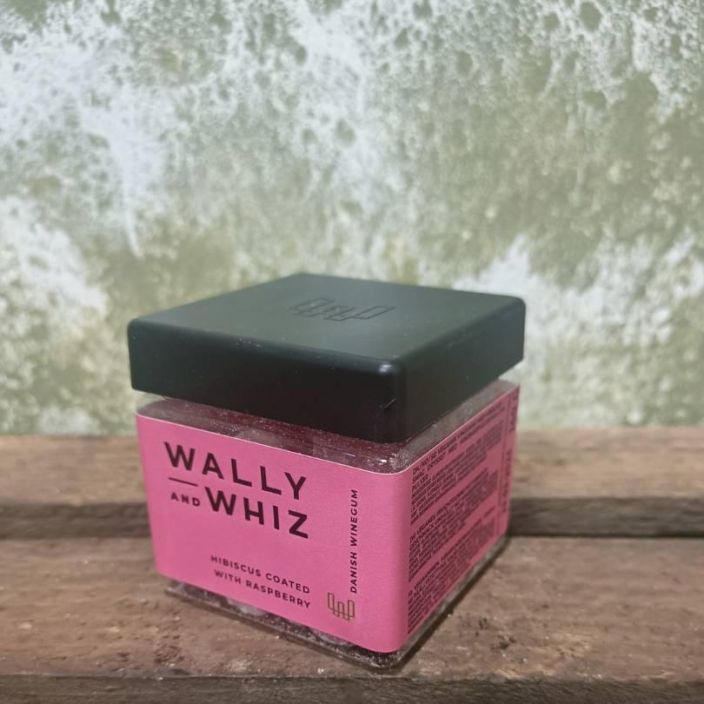 Wally and Whiz 'Hibiscus coated with Raspberry' Vegaaninen ja gluteeniton viinikumimakeinen, jossa maistuu hibiskus ja