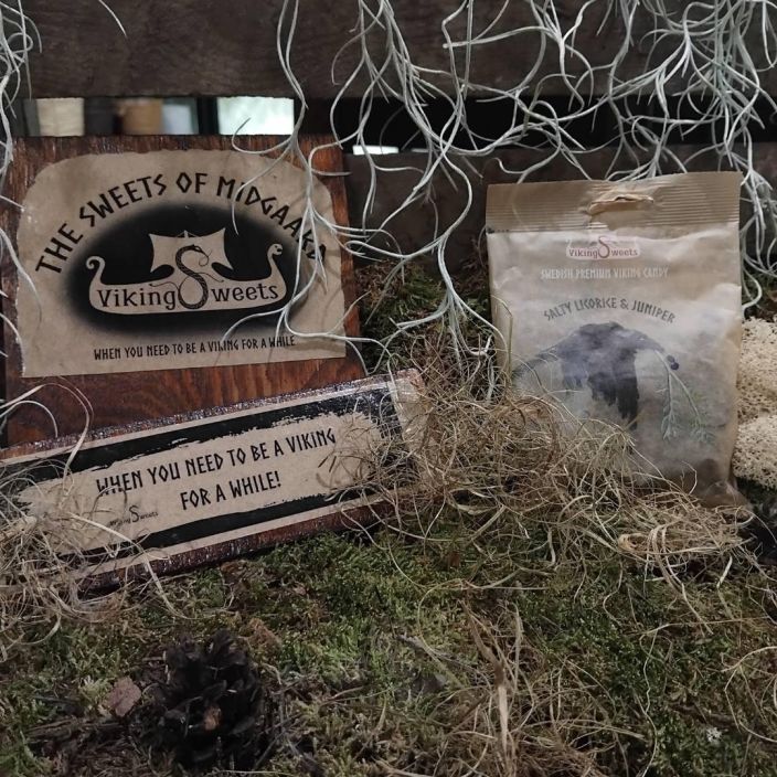 SALTY LICORICE & JUNIPER 120g Vegaaninen ja gluteeniton suolainen salmiakki, aavistuksella katajan raikkautta. SALTY LICORICE & JUNIPER 120g Vegaaninen ja gluteeniton suolainen salmiakki, aavistuksella katajan raikkautta.
